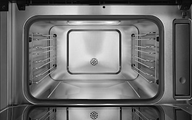 Roestvrijstalen ovenruimte met lijnstructuur van Miele stoomoven voor hygiënische duurzaamheid