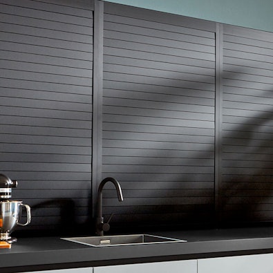 Zwarte roldeurwand met horizontale lamellen en matte afwerking.