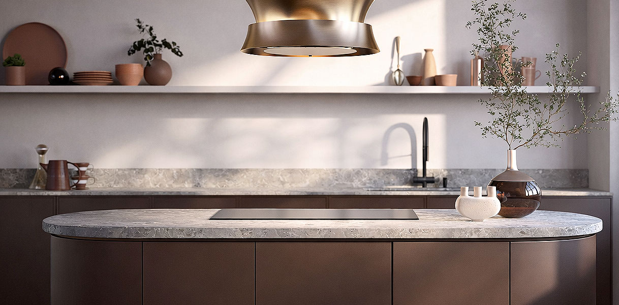 Kookeiland met afgeronde vorm en natuurstenen werkblad in moderne keuken