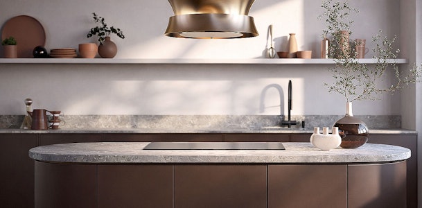 Kookeiland met afgeronde vorm en natuurstenen werkblad in moderne keuken