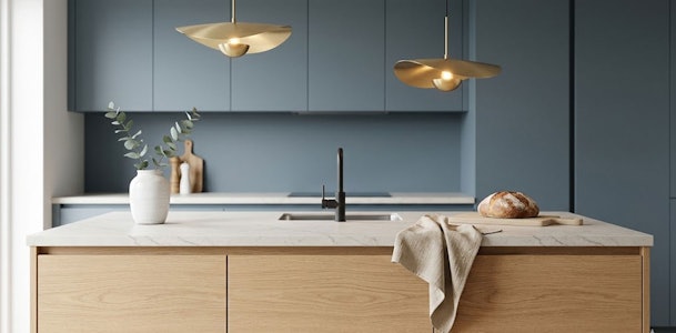 Rookblauwe keuken met eiken kookeiland, messing pendels en composiet werkblad