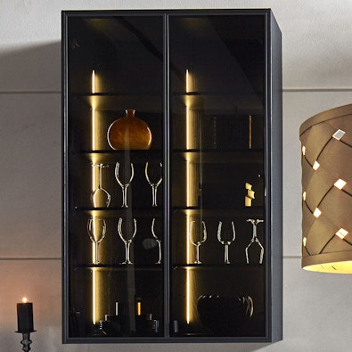 Hangende rookglas vitrine met slanke planken en warme gloed.