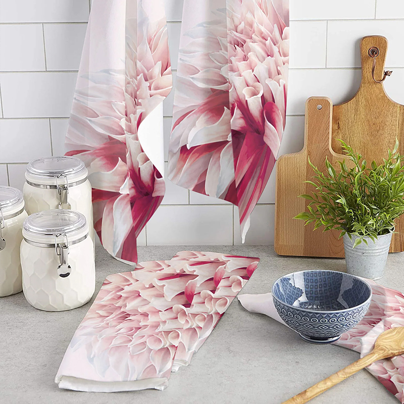 Roze keukenaccessoires.