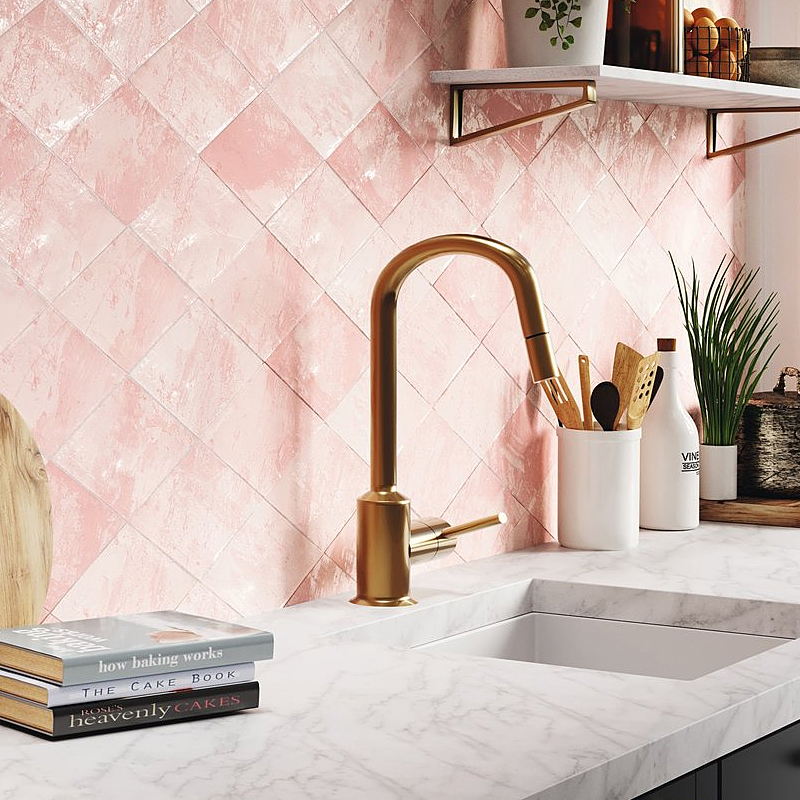 Roze tegels in een keuken.