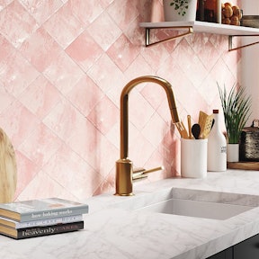 Roze tegels in een keuken.