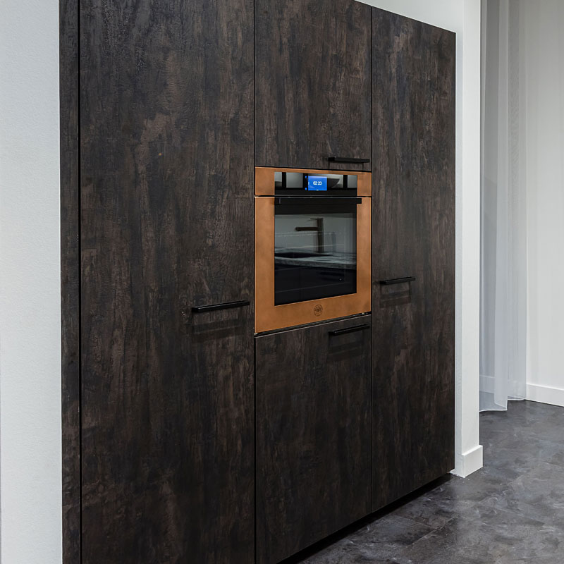 Ruime wandkast met inbouwapparatuur