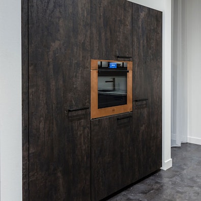 Ruime wandkast met inbouwapparatuur