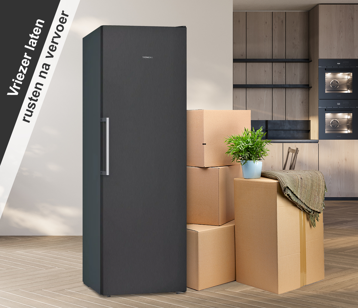 Staande Siemens-vriezer in een nieuwe woning, omringd door verhuisdozen, klaar om te rusten na transport.