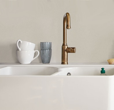 Rustieke spoelbak en nostalgische kraan