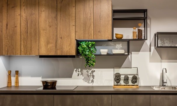 Bovenkastjes van ruw hout met industriële zwart metalen schappen.