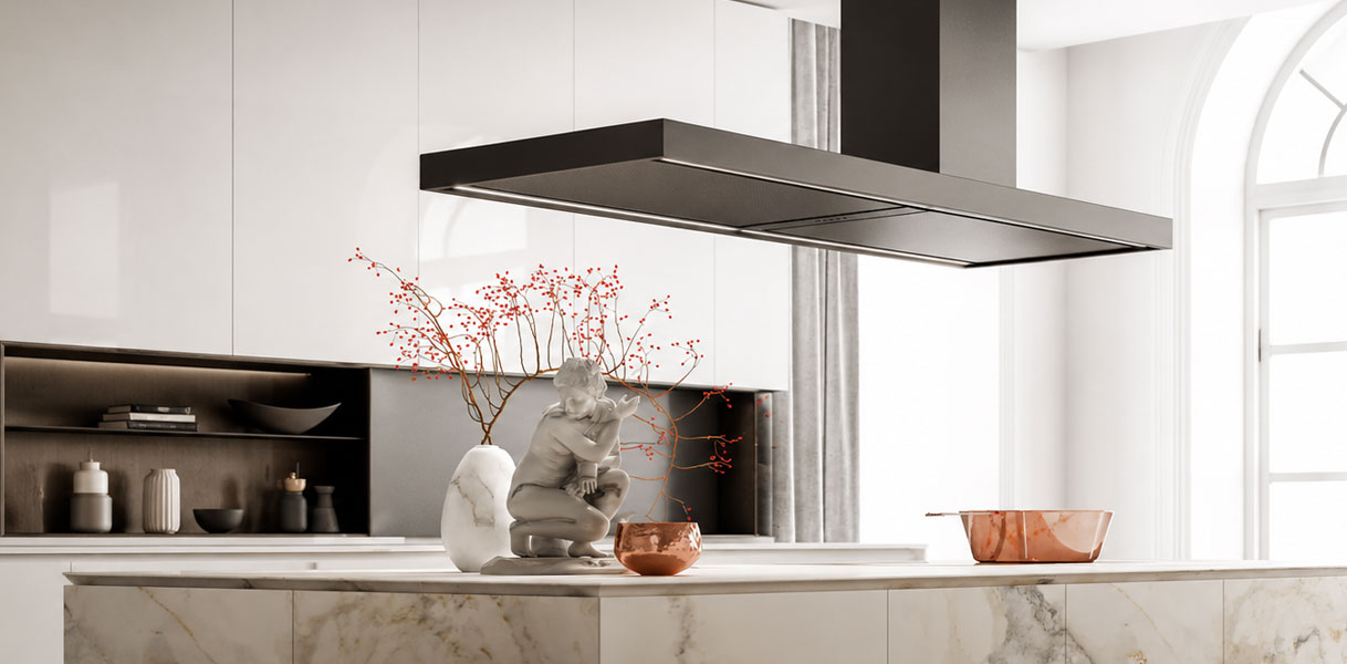 Strakke RVS afzuigkap als wandschouw in een moderne witte keuken
