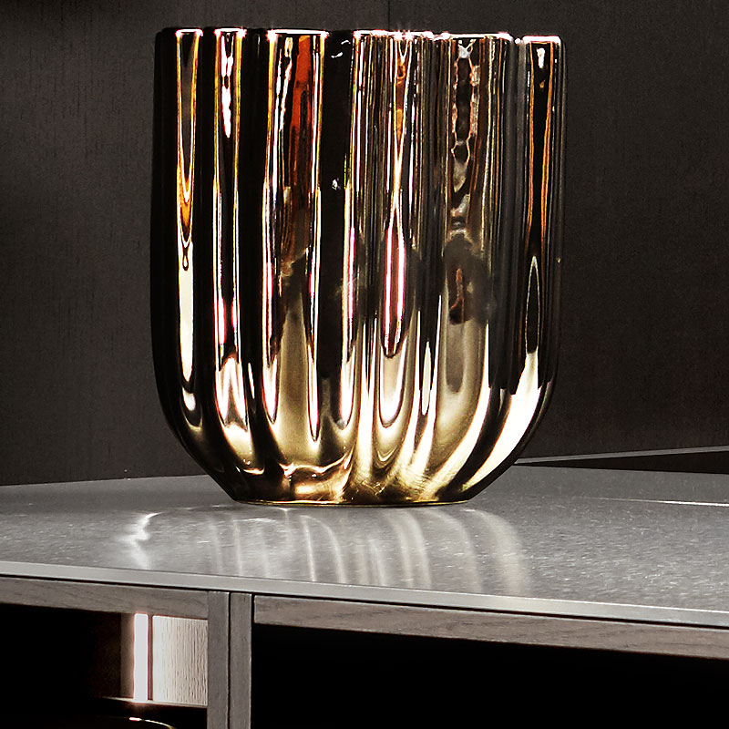 RVS-werkblad met subtiele glans op donker eiken onderkast.