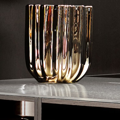 RVS-werkblad met subtiele glans op donker eiken onderkast.