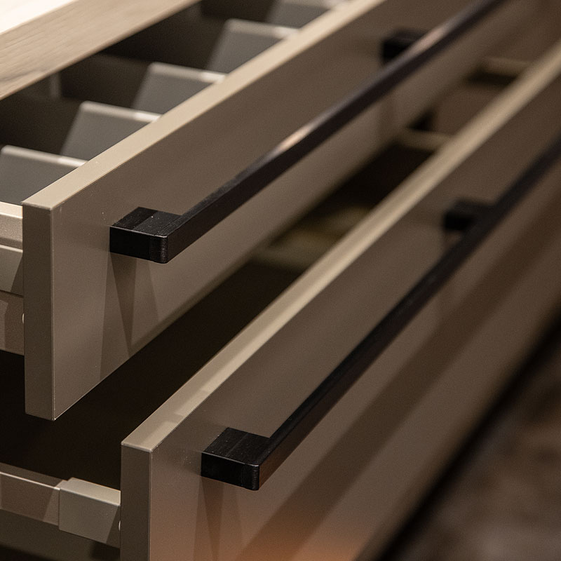 Donkere roestvrij stalen design grepen