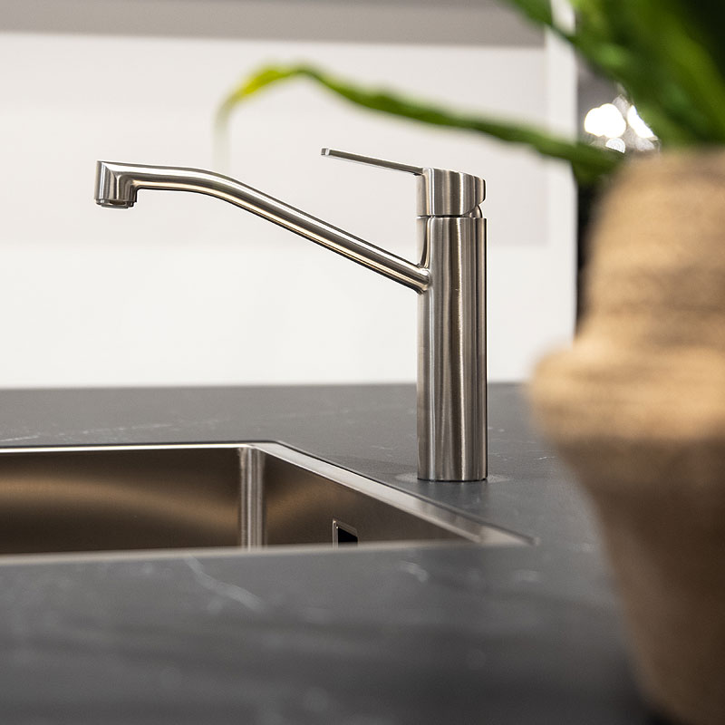 Roestvrijstalen spoelbak en keukenkraan