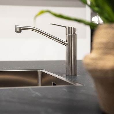 Roestvrijstalen spoelbak en keukenkraan