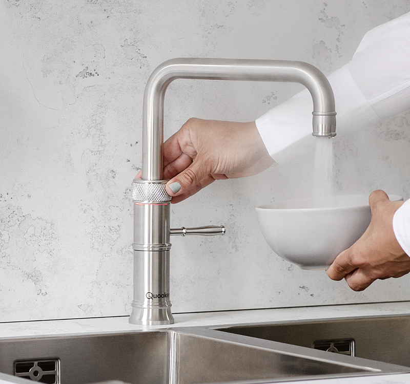 Quooker Classic Fusion kokendwaterkraan in roestvrij staal RVS met geborstelde afwerking boven een spoelbak