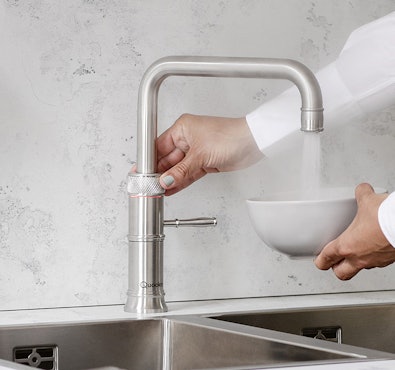Quooker Classic Fusion kokendwaterkraan in roestvrij staal RVS met geborstelde afwerking boven een spoelbak