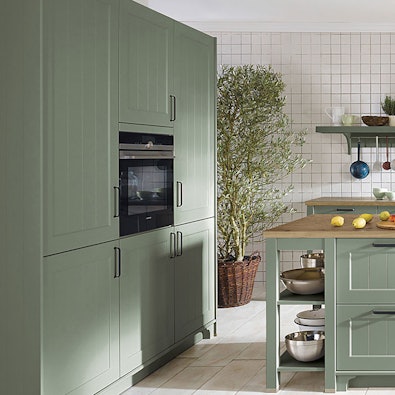 Saliegroene kastenwand