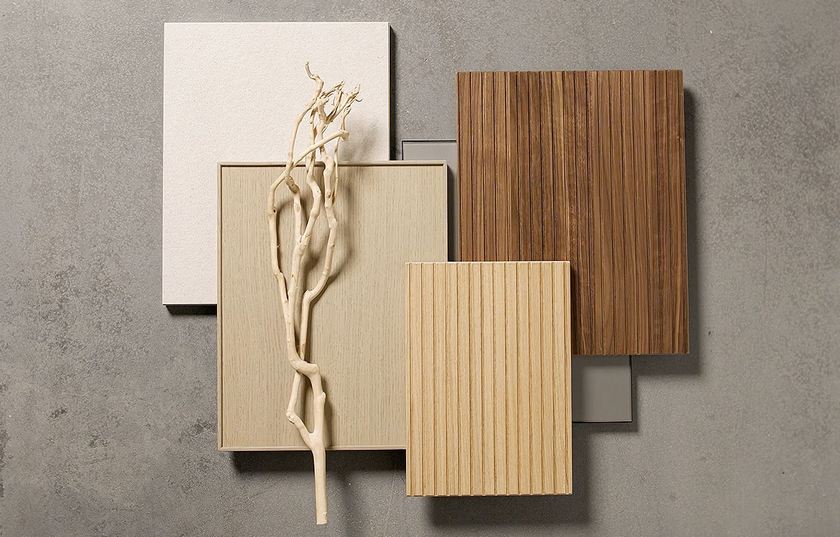 Stalen van Japandi materialen met licht eiken, walnoot, bamboe en beige front gecombineerd met natuursteen op een rustige achtergrond
