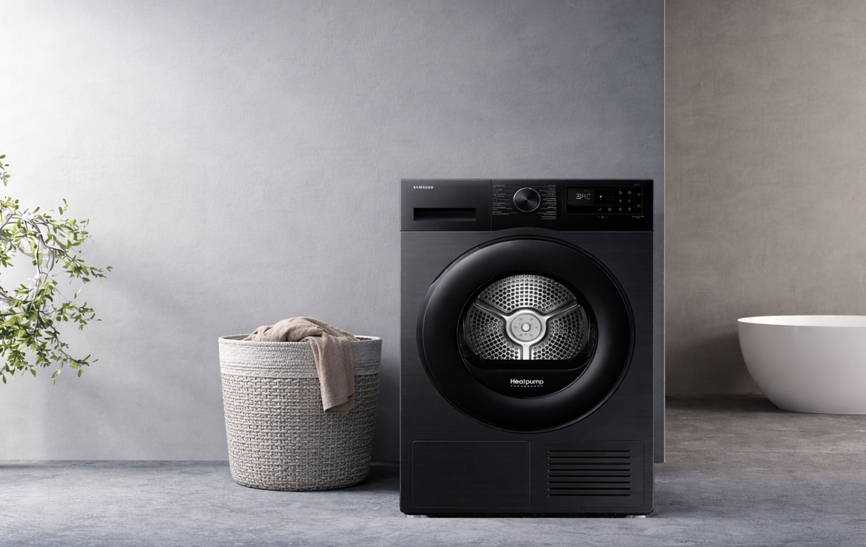 Samsung warmtepompdroger 5000-serie met OptimalDry sensortechnologie naast een wasmand