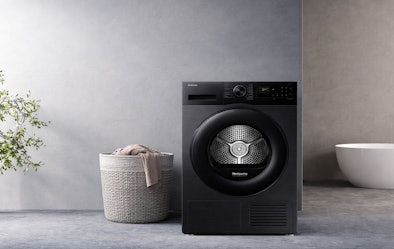 Samsung warmtepompdroger 5000-serie met OptimalDry sensortechnologie naast een wasmand
