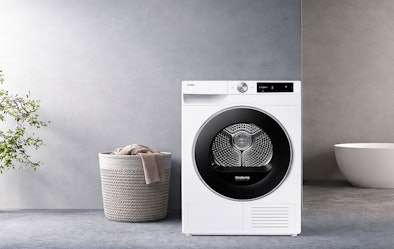 Samsung warmtepompdroger 6000-serie in wit met zwarte trommel in moderne wasruimte met rieten wasmand