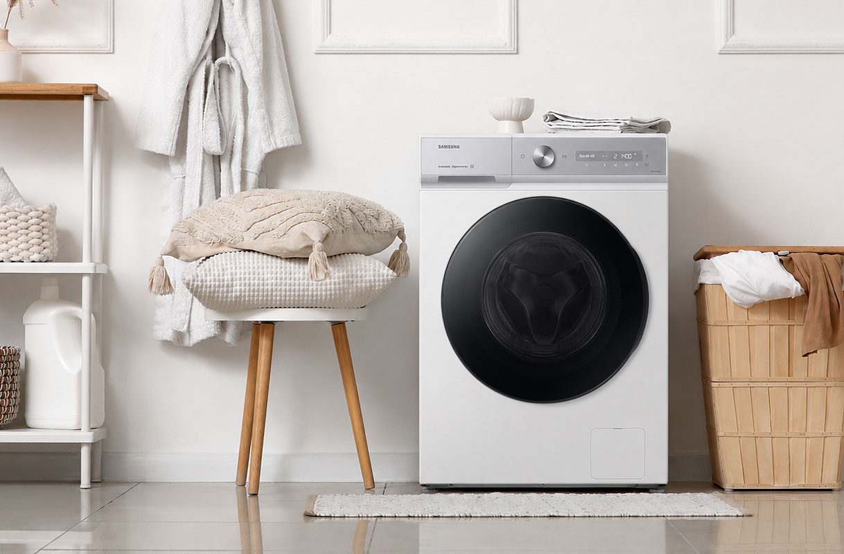 Samsung wasmachine uit de 6000-serie in een lichte wasruimte, met EcoBubble en AI-functies voor energiezuinig en snel wassen.