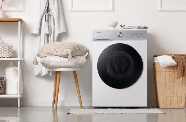 Samsung wasmachine uit de 6000-serie in een lichte wasruimte, met EcoBubble en AI-functies voor energiezuinig en snel wassen.