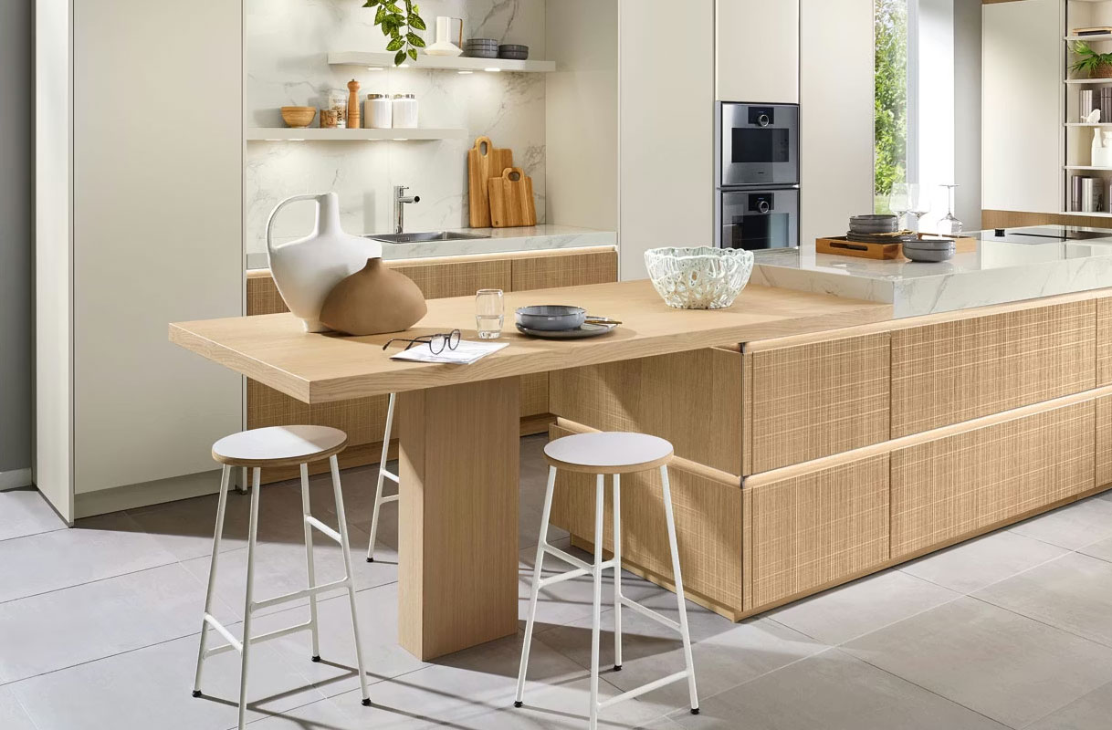 Scandinavisch kookeiland met licht hout, wit werkblad en geïntegreerde zitplek