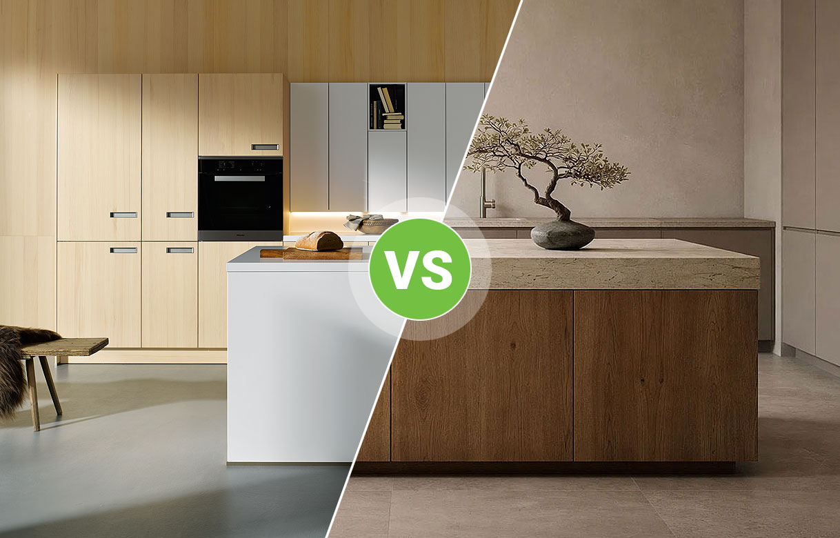 Vergelijking tussen donkere Japandi keuken en lichte Scandinavische keuken met houten kookeiland