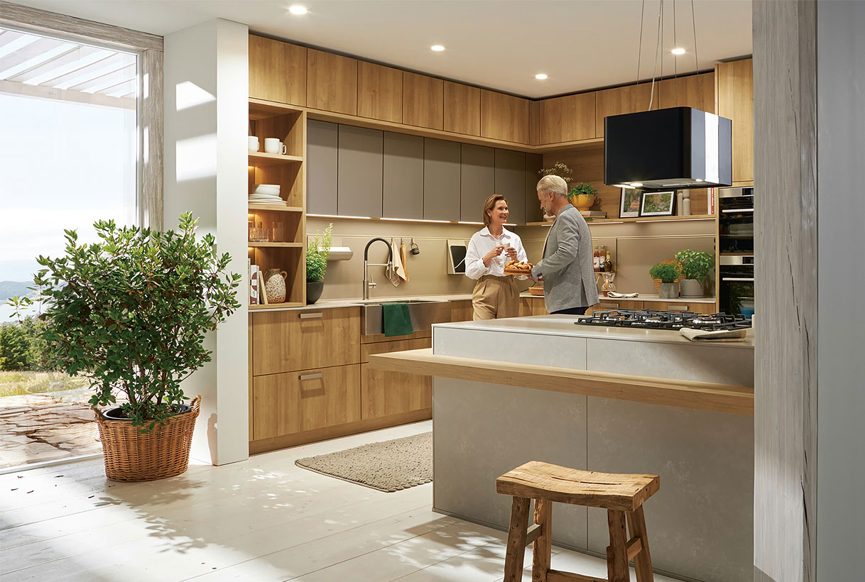 Stel bij een houten schiereiland dat de keuken visueel scheidt van de woonkamer in een open woonkeuken