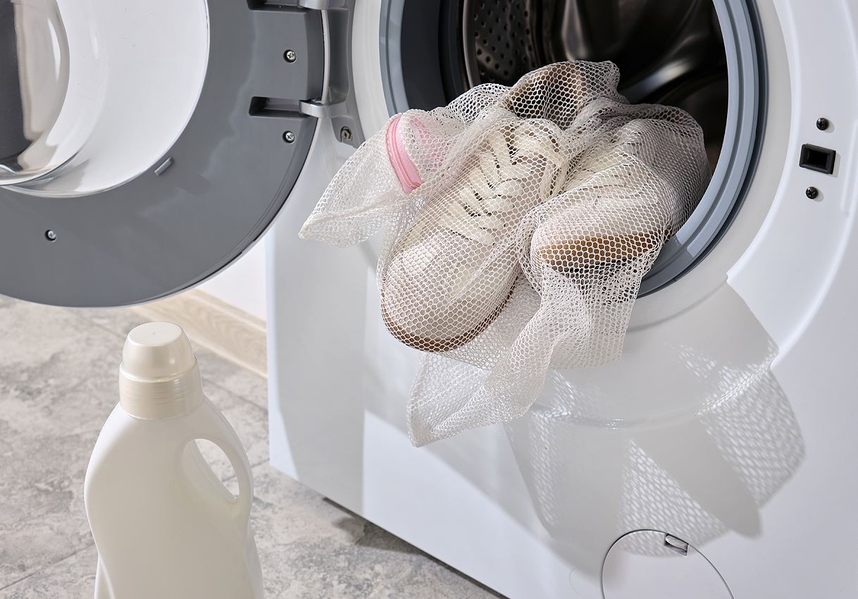 Sneakers in waszak in wasmachine