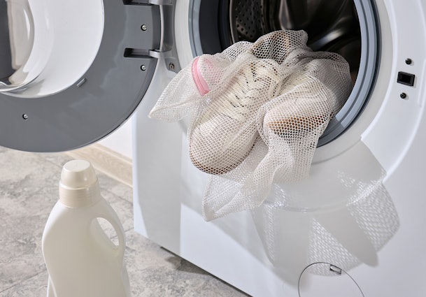 Sneakers in waszak in wasmachine