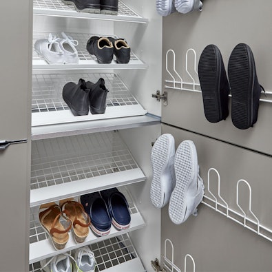 Schoenenkast met geventileerde leggers en schoenhouders