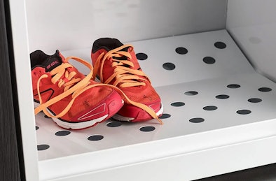 Het schoenenrek in de droogkast.