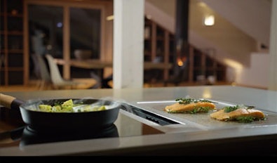 BORA verwijderd de geur- en vetdeeltjes rechtstreeks uit de pan.