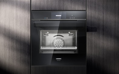 Hoogwaardige materialen, zoals kwaliteitsglas en staal prikkelen de zintuigen met hun kleur en textuur.