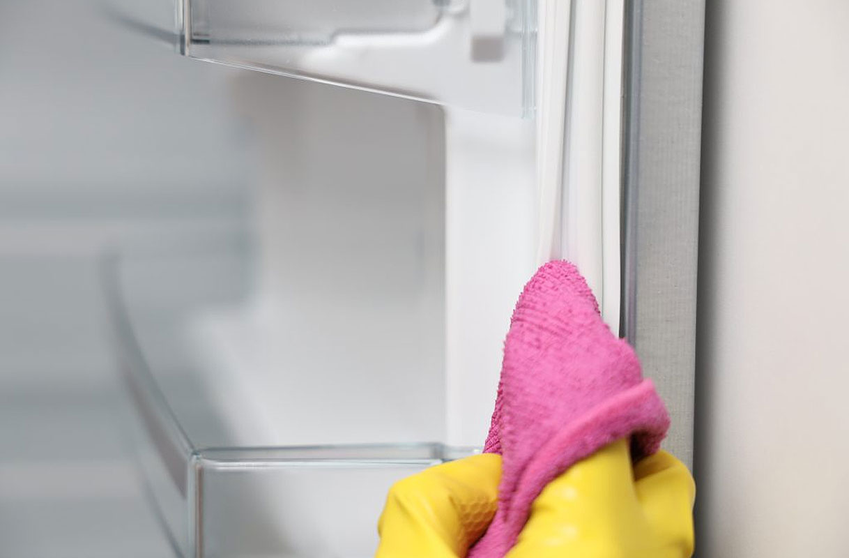 Reinig de rubberen deurafdichtingen maandelijks.