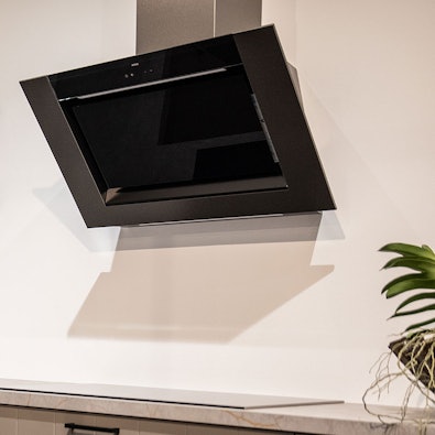 Schuine zwarte design wandschouwkap