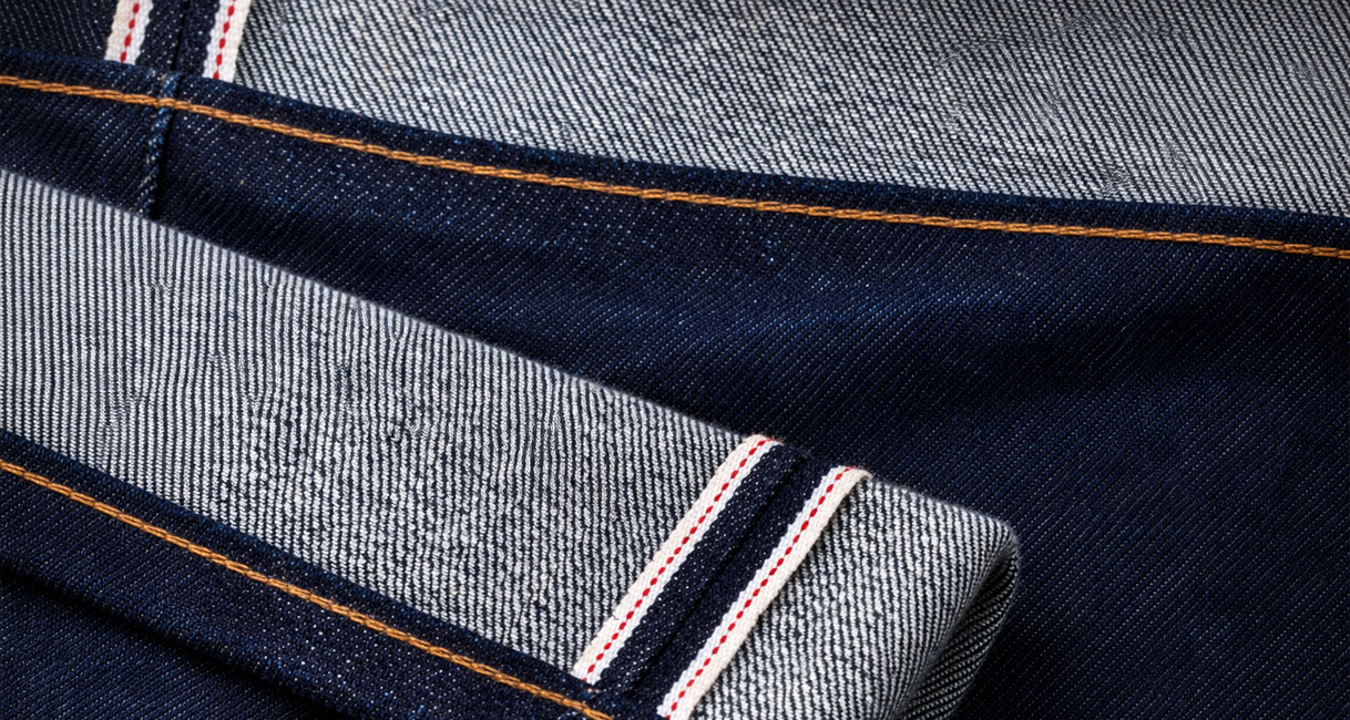 Selvedge jeans zoom met kenmerkende rand en risico op krimp bij drogen in droger