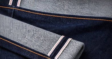 Selvedge jeans zoom met kenmerkende rand en risico op krimp bij drogen in droger
