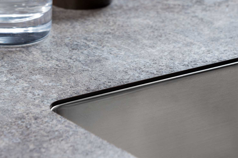 Semi-onderbouw spoelbak inbouwmethode