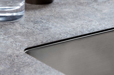 Semi-onderbouw spoelbak inbouwmethode