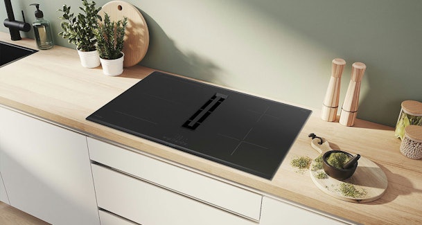 Bosch Serie 4 inductiekookplaat met geïntegreerde afzuiging en CombiZone in een witte keuken