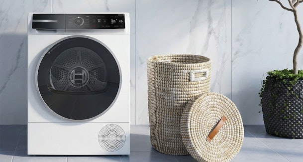 Bosch warmtepompdroger Serie 8 met energielabel A in moderne wasruimte met rieten manden, premium keuze voor grote gezinnen