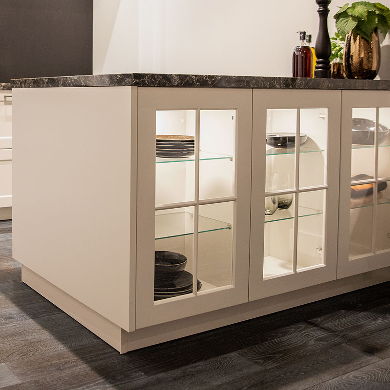 Servieskasten in het kookeiland