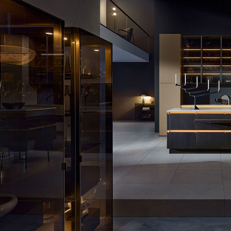 Sfeervol verlichte vitrinekast rookglas