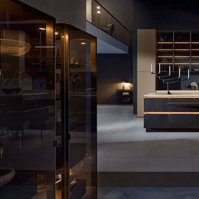 Sfeervol verlichte vitrinekast rookglas