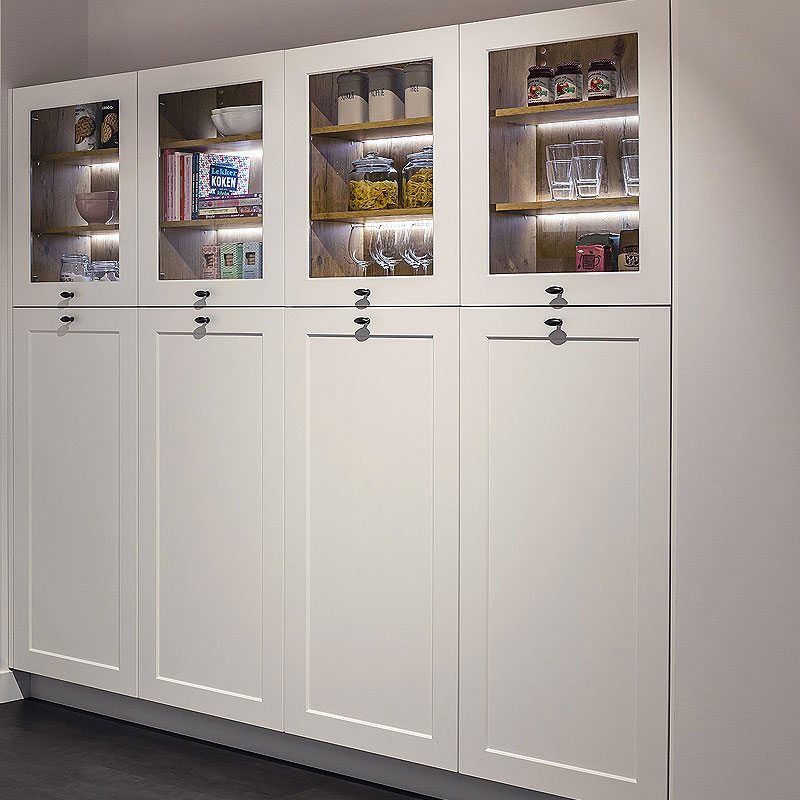 Sfeervolle hoge keukenkast